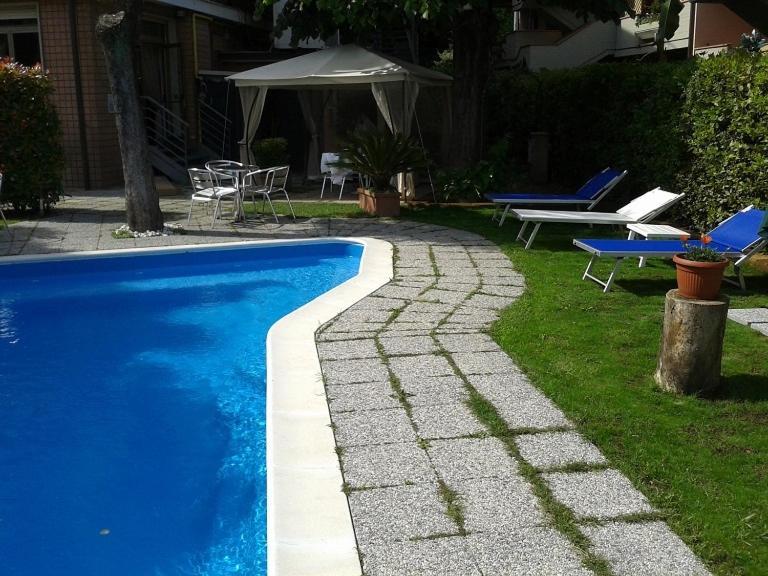 Hotel Casa Rossa Montecatini Terme Bagian luar foto
